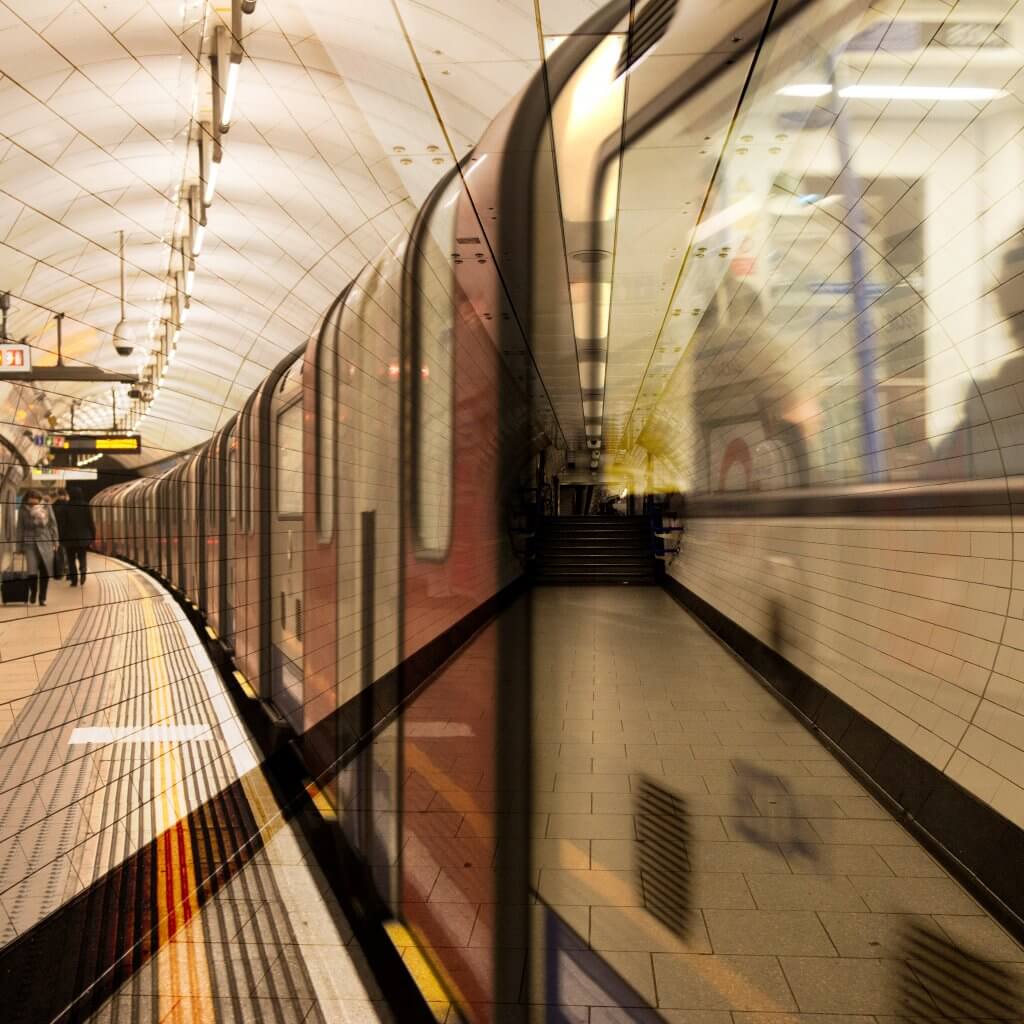 Visione fotografica di una metropolitana in movimento