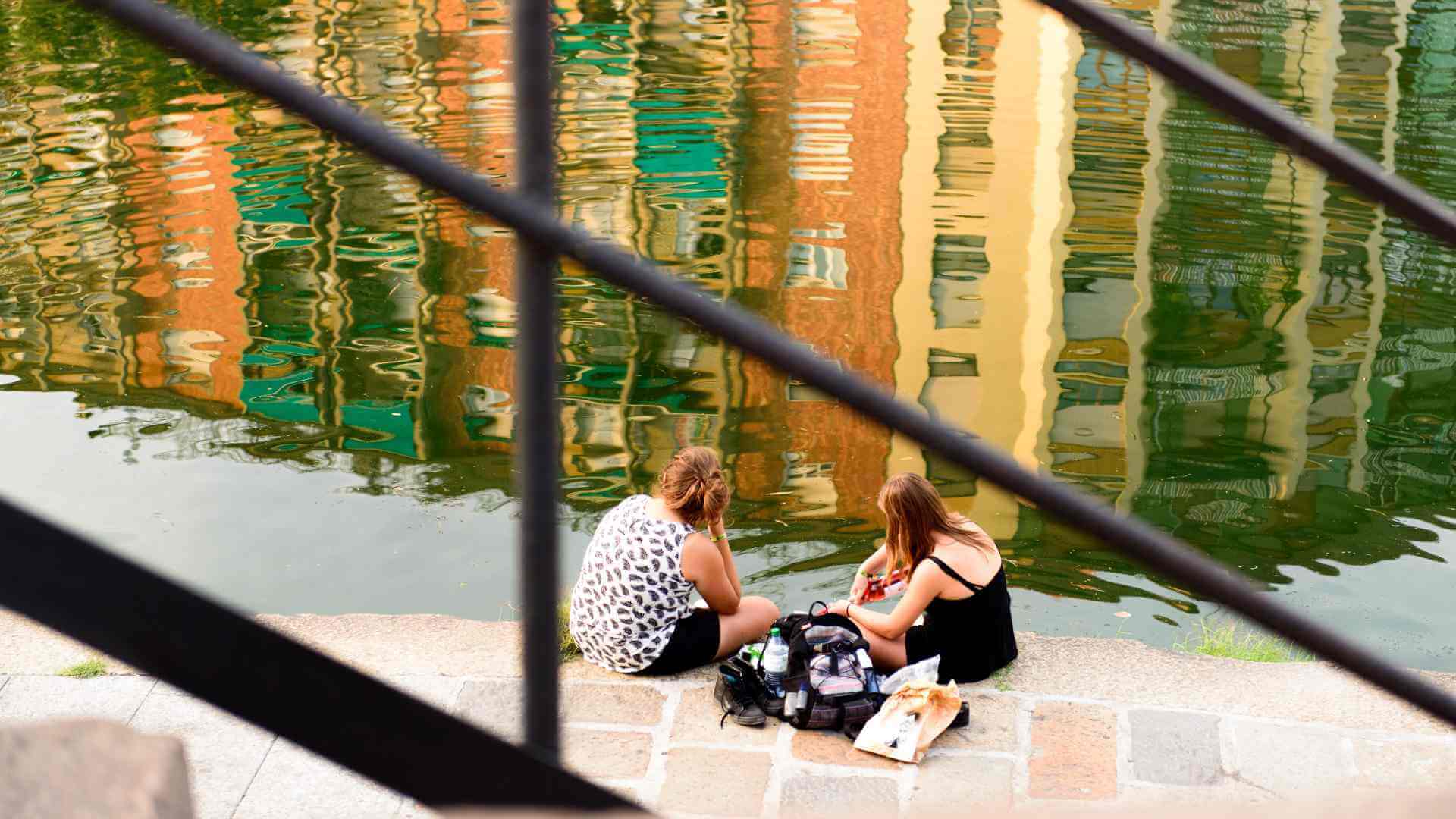 Rgazze in riva al fiume