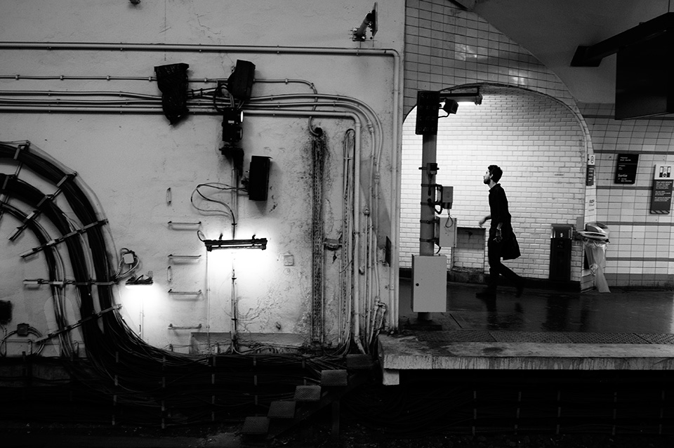 ragazzo nella metro di parigi