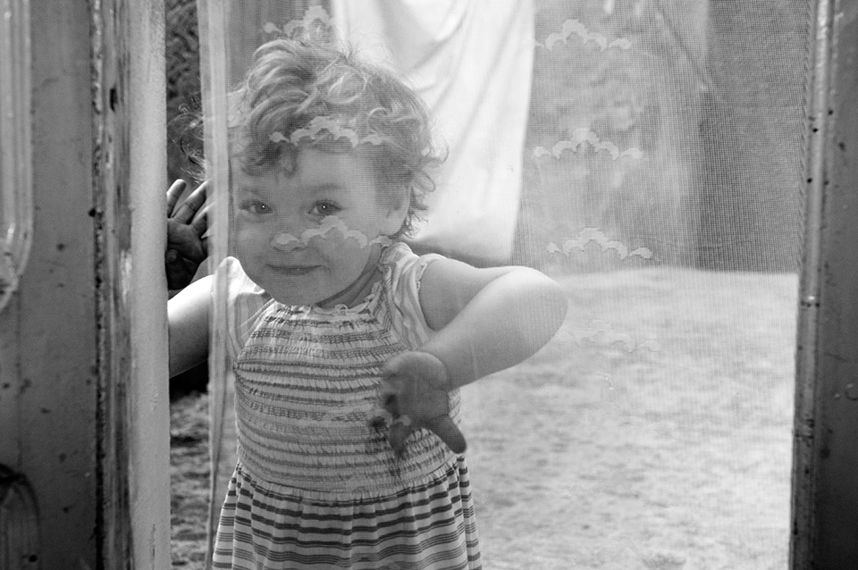bambina dietro la tenda